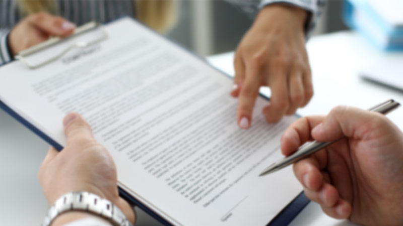 Pessoa a assinar um contrato